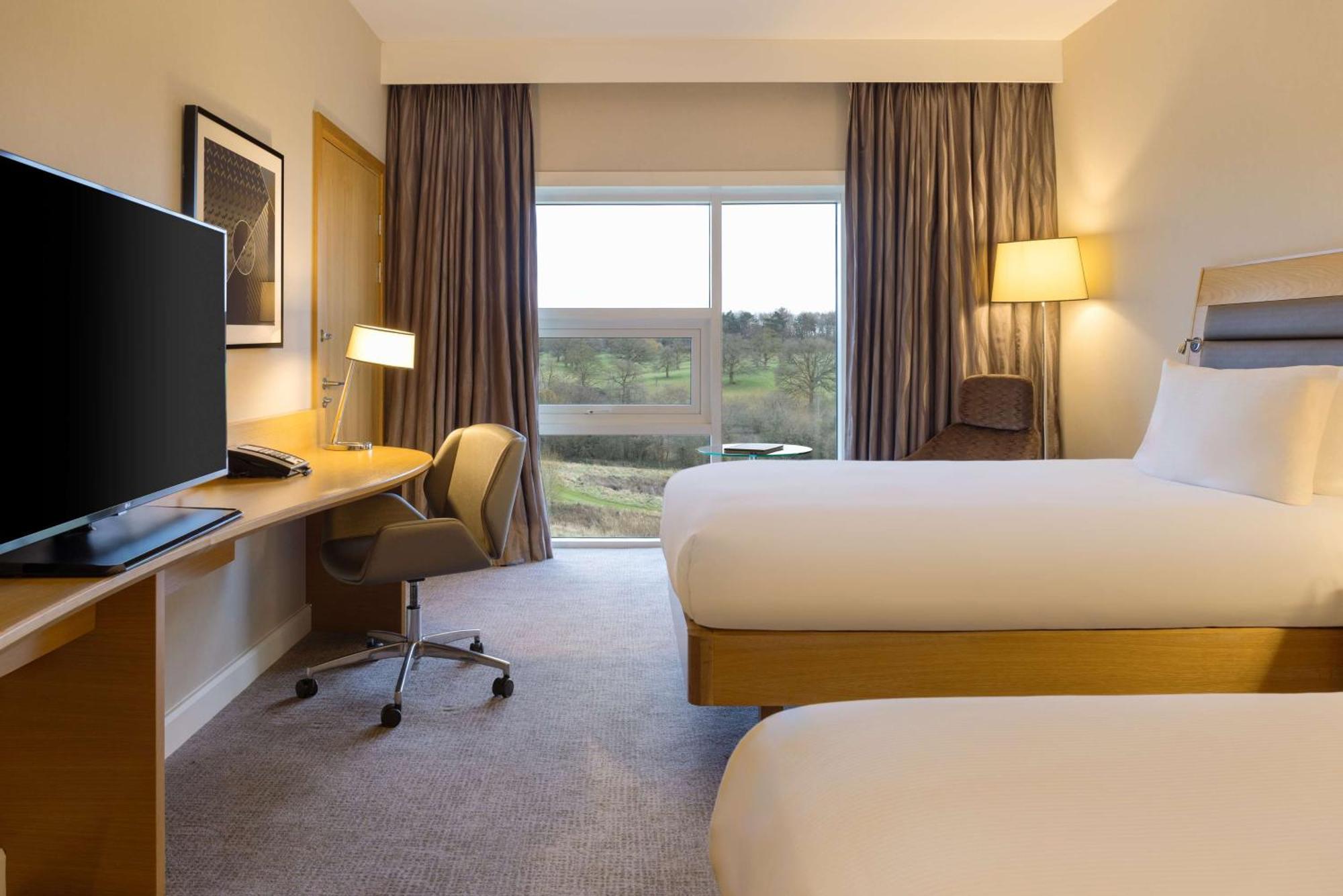 Hilton At St George'S Park Hotel Burton-upon-Trent Eksteriør billede