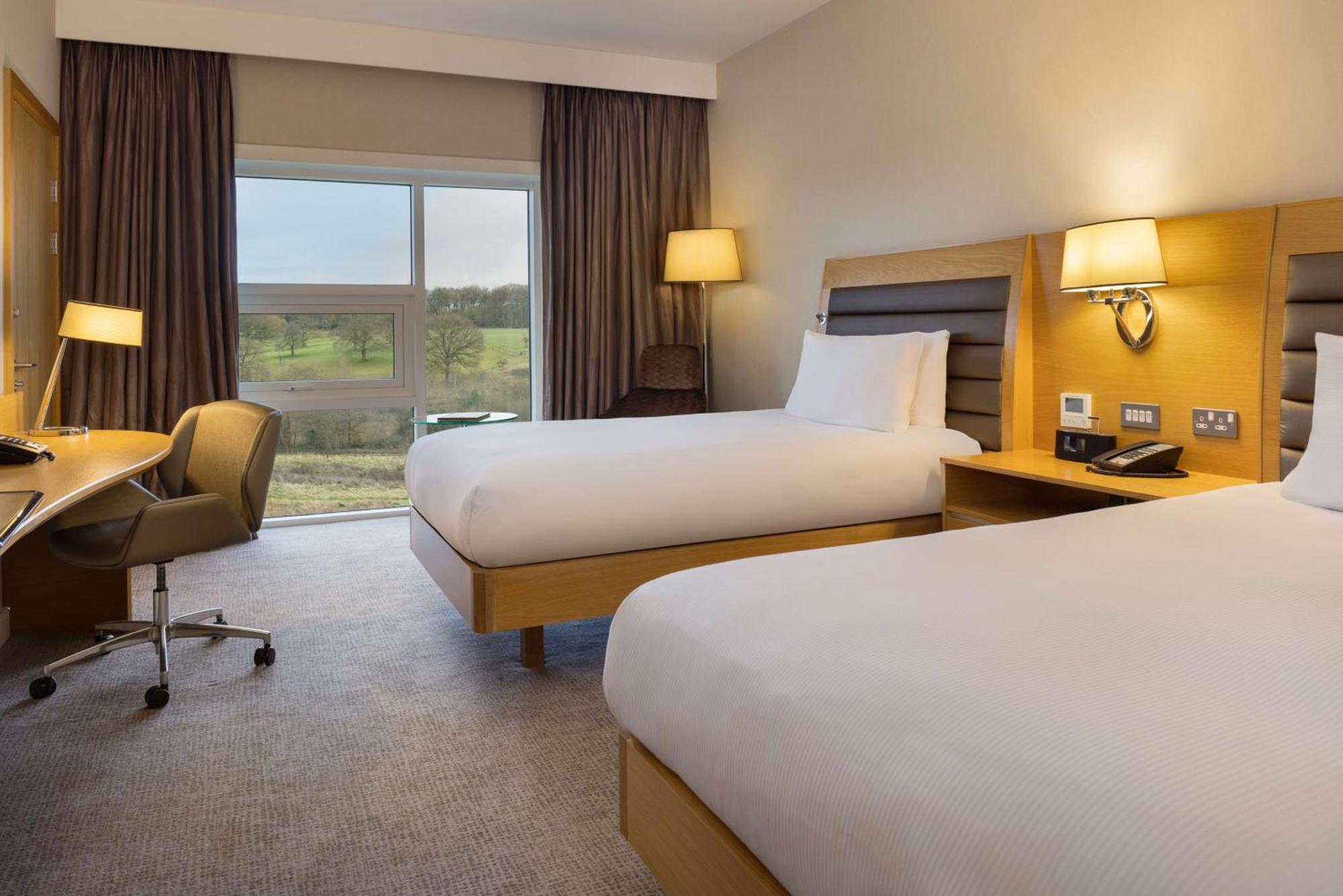 Hilton At St George'S Park Hotel Burton-upon-Trent Eksteriør billede