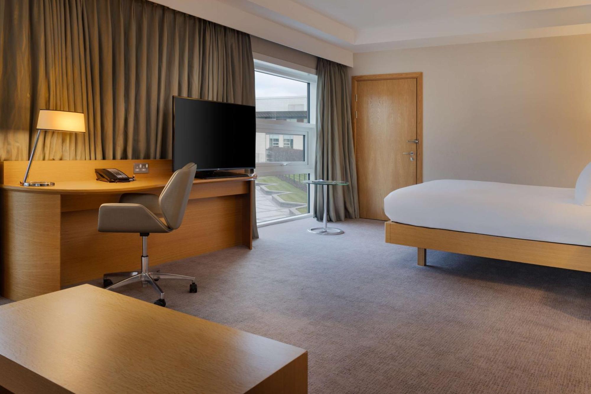 Hilton At St George'S Park Hotel Burton-upon-Trent Eksteriør billede
