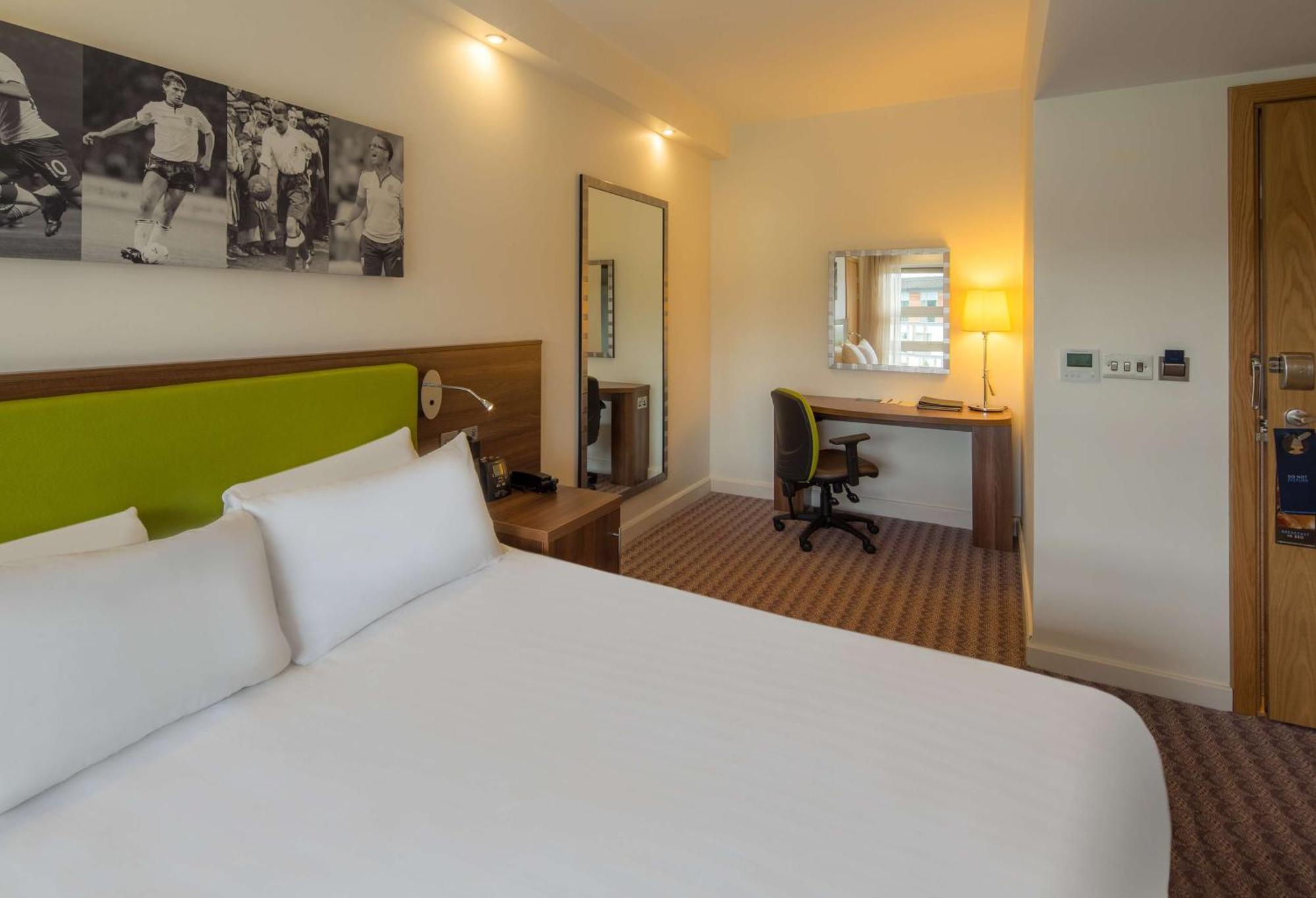 Hilton At St George'S Park Hotel Burton-upon-Trent Eksteriør billede