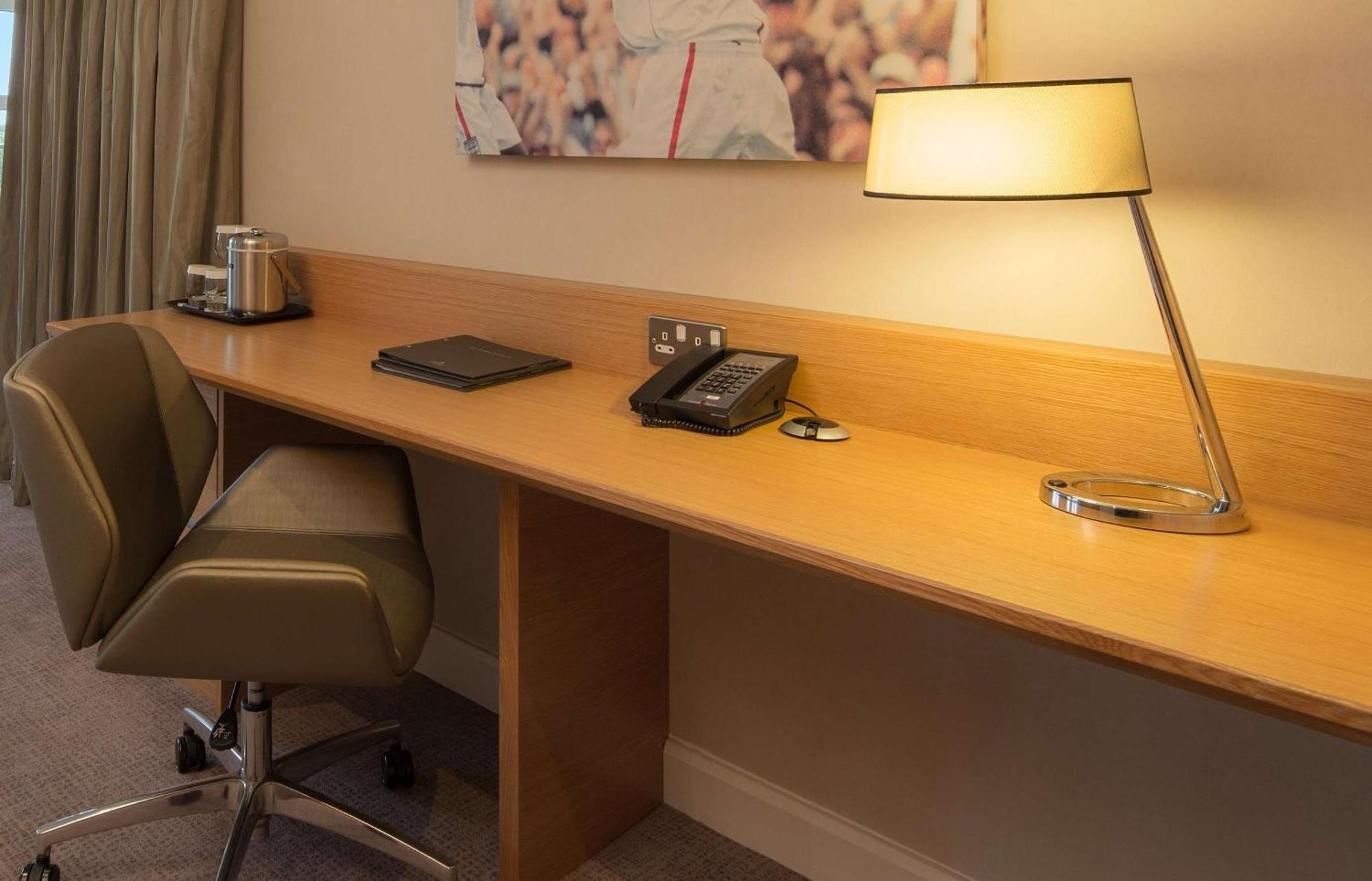 Hilton At St George'S Park Hotel Burton-upon-Trent Eksteriør billede