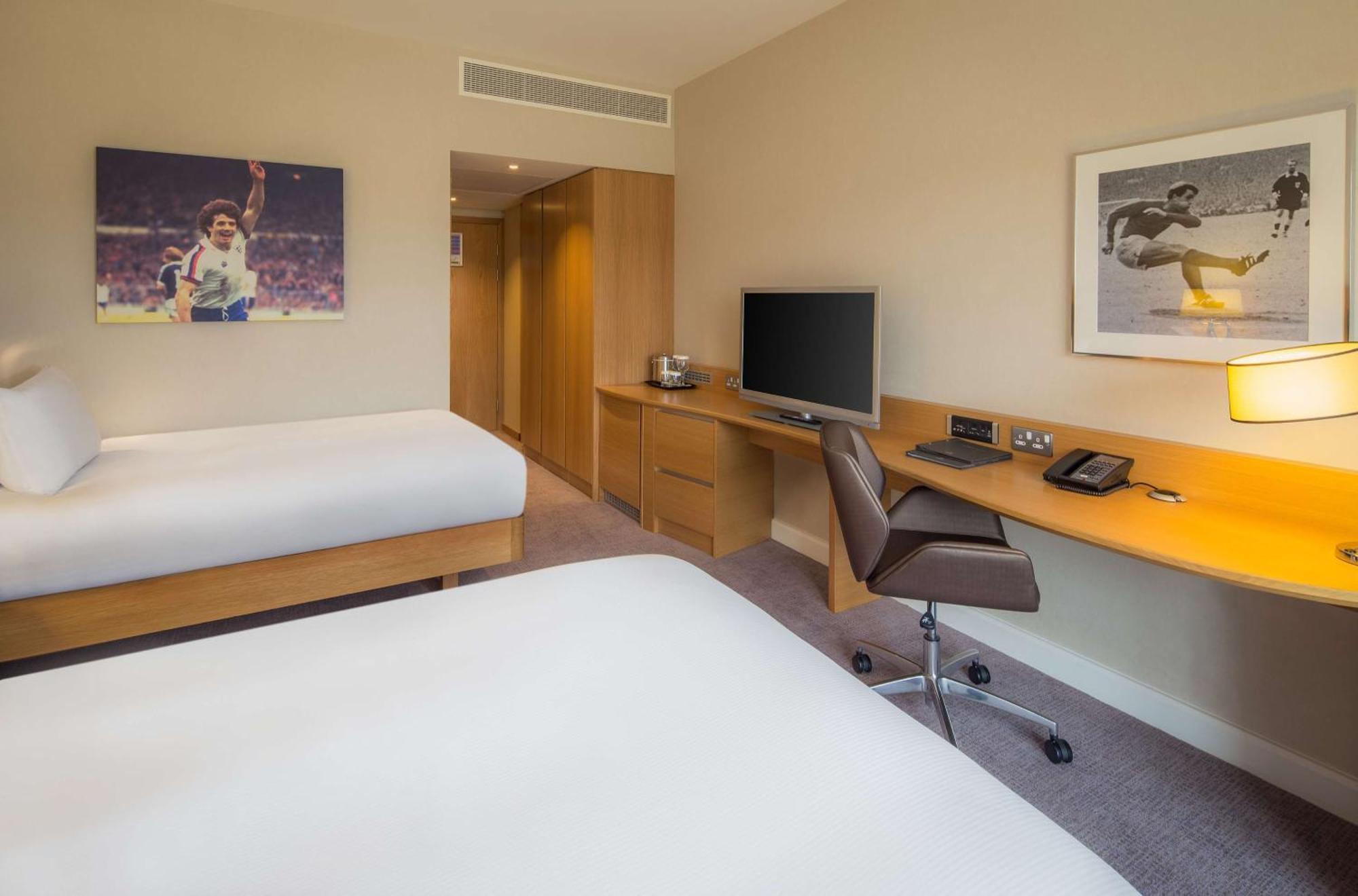 Hilton At St George'S Park Hotel Burton-upon-Trent Eksteriør billede