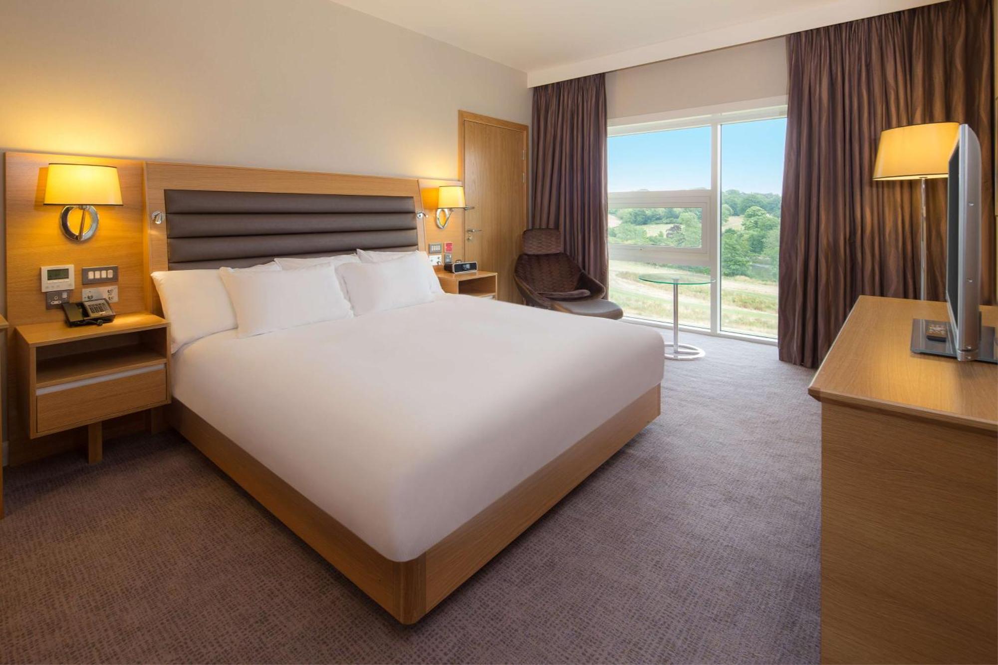Hilton At St George'S Park Hotel Burton-upon-Trent Eksteriør billede