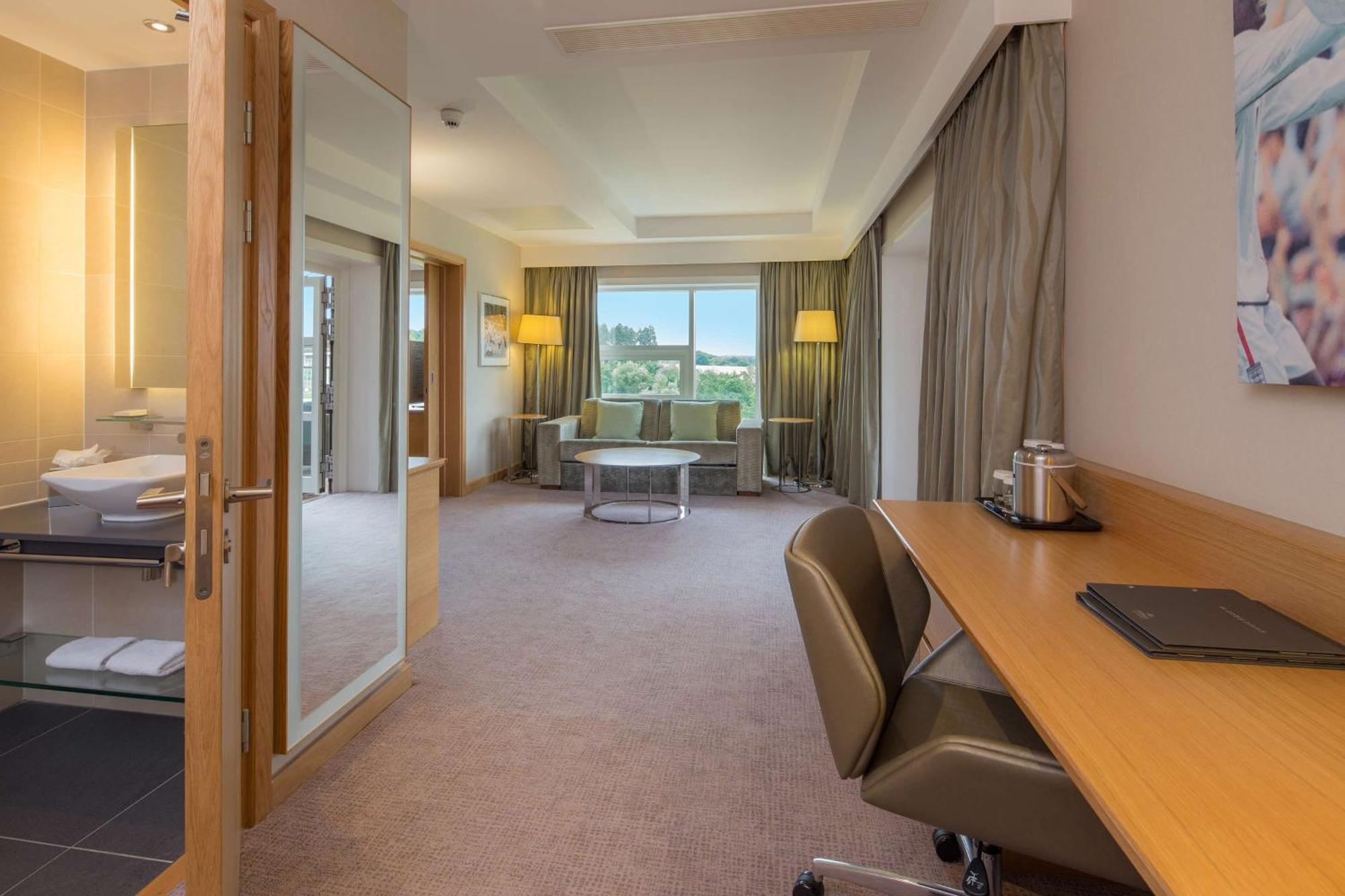 Hilton At St George'S Park Hotel Burton-upon-Trent Eksteriør billede